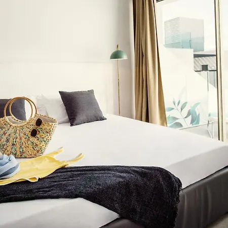 Eden - Seaviews, Large Terrace & Private Heated Pool فيلة